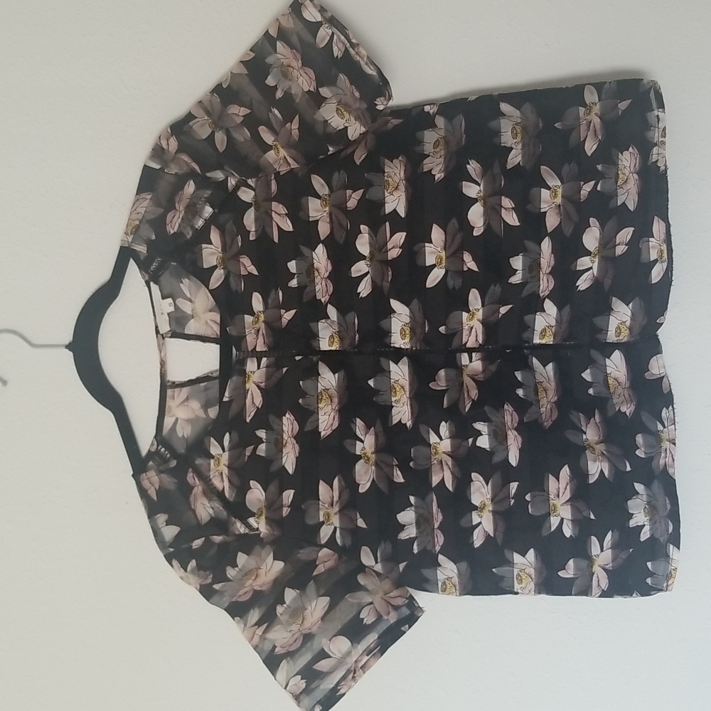 Used BCNU floral top, black, size S, short sleeves.